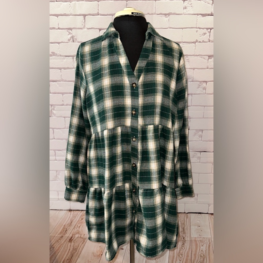 Green Plaid Women's Tiered Dress Medium
Office Casual Babydoll Long Sleeve